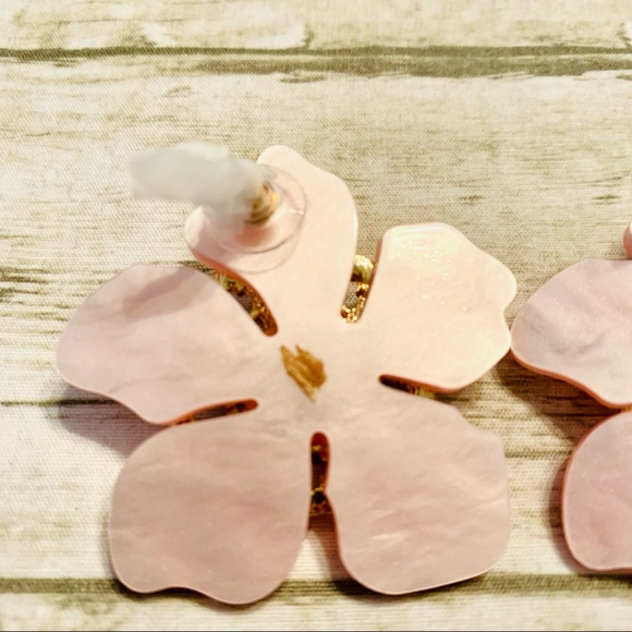 Mother Of Pearl Flower Earrings Light Pink/Gold - Picture 5 of 8